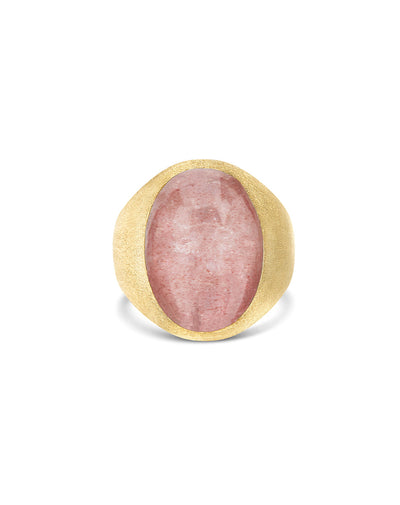 Anello chevalier "Muse" Rosolio in oro inciso, quarzo fragola e cristallo di rocca (grande)