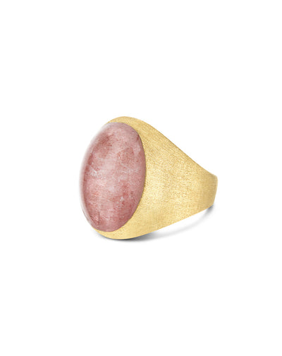 Anello chevalier "Muse" Rosolio in oro inciso, quarzo fragola e cristallo di rocca (grande)