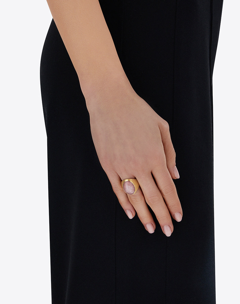 Anello chevalier "Muse" Rosolio in oro inciso, quarzo fragola e cristallo di rocca (grande)