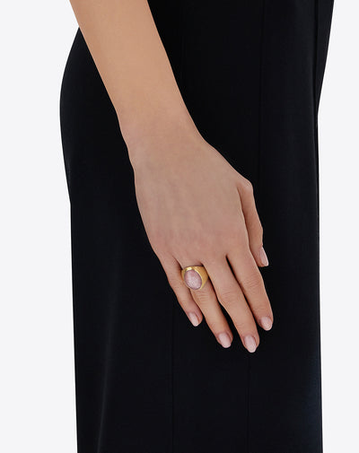 Anello chevalier "Muse" Rosolio in oro inciso, quarzo fragola e cristallo di rocca (grande)
