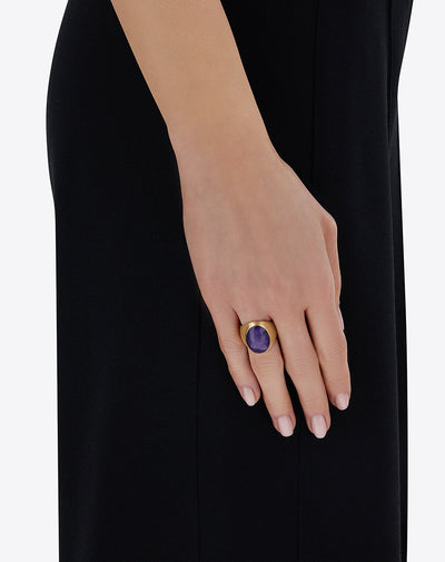 Anello chevalier "Muse" Violetta in oro inciso, lepidolite e madreperla (grande)