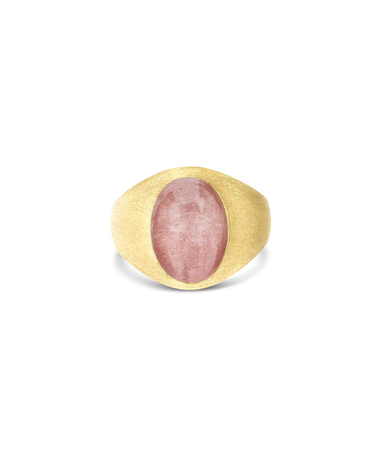 Anello chevalier "Muse" Rosolio in oro inciso, quarzo fragola e cristallo di rocca (piccolo)