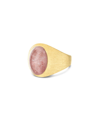 Anello chevalier "Muse" Rosolio in oro inciso, quarzo fragola e cristallo di rocca (piccolo)