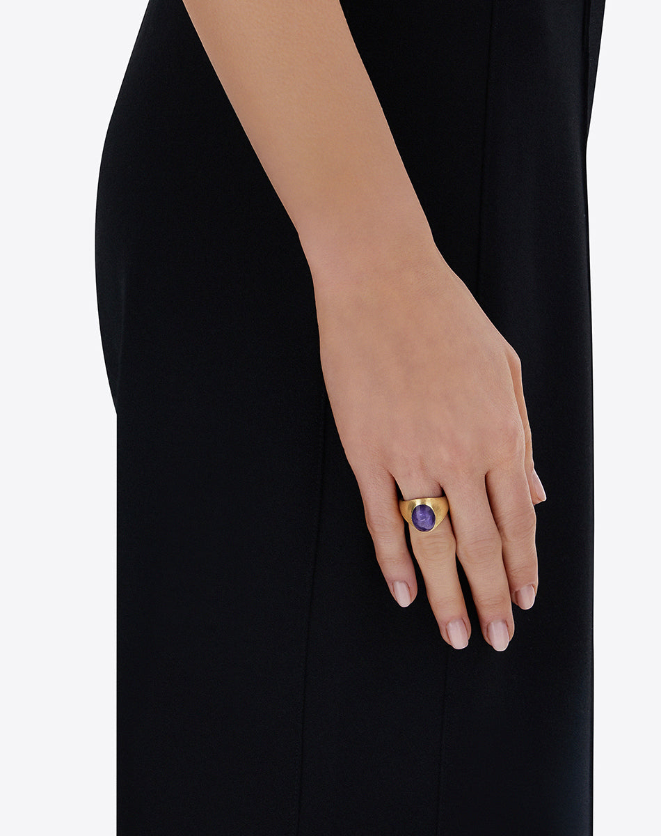 Anello chevalier "Muse" Violetta in oro inciso, lepidolite e madreperla (piccolo)