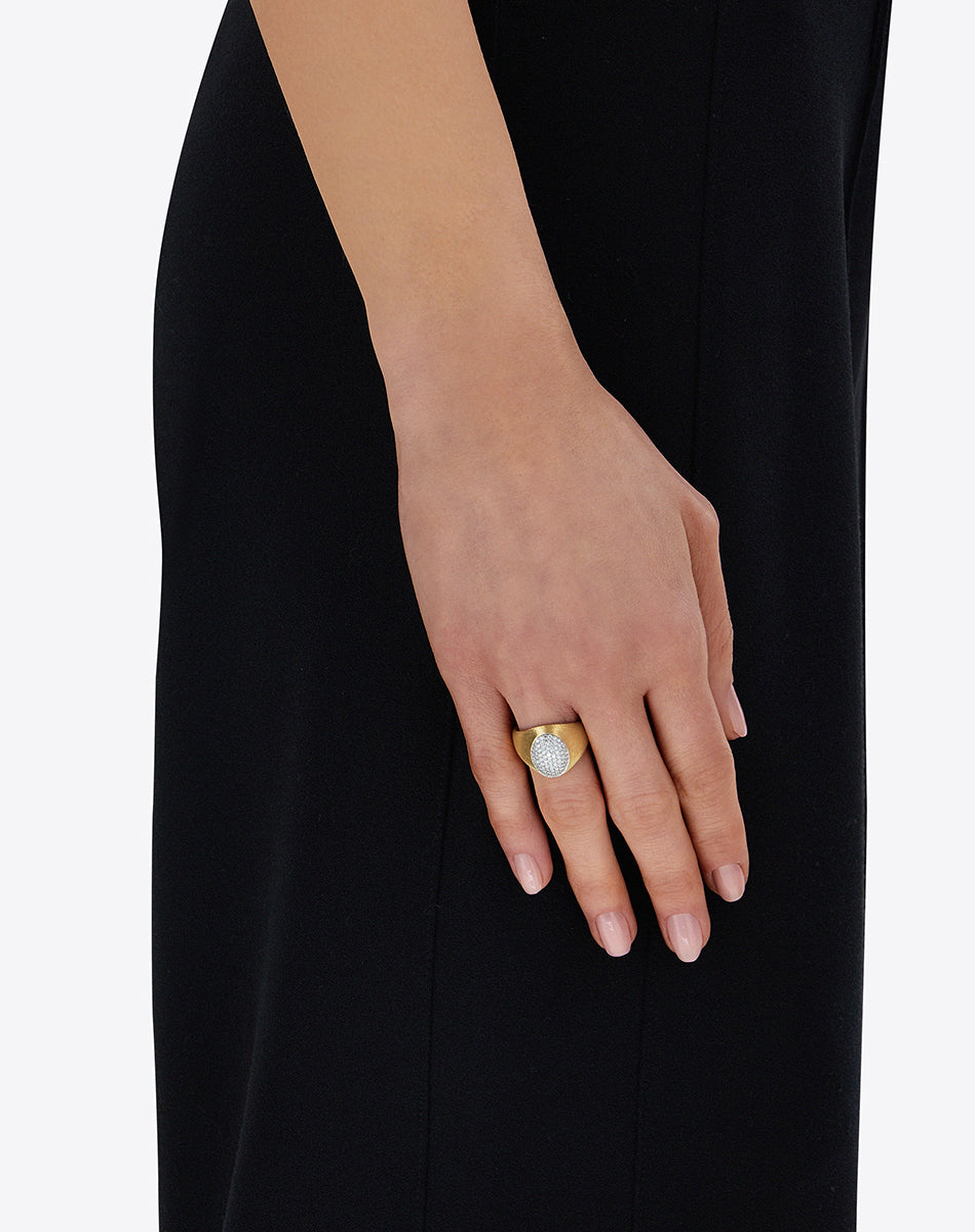 “Muse” signet ring in engraved gold and pavé diamonds (small)
