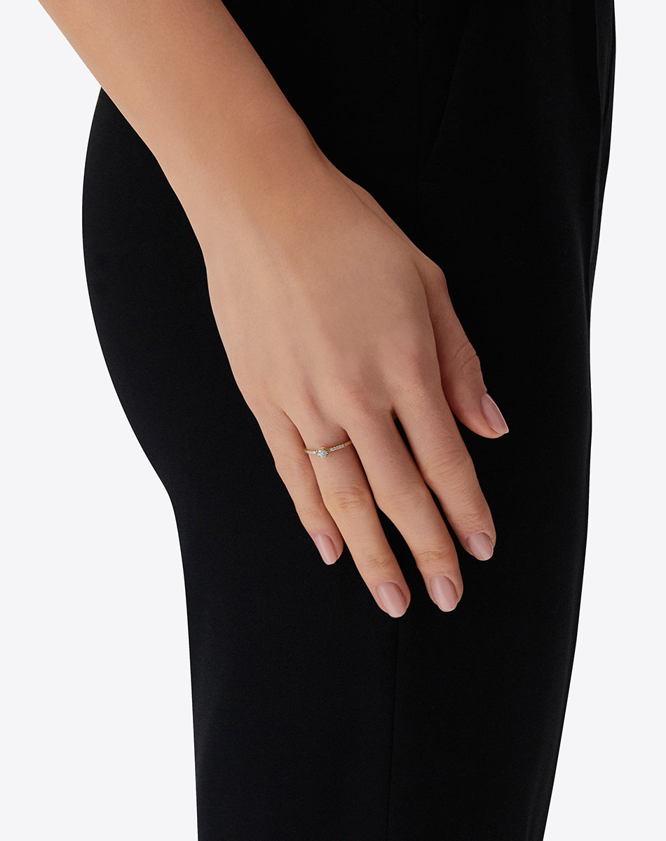 "Élite" diamonds and hand-enraved gold elegant engagement ring
