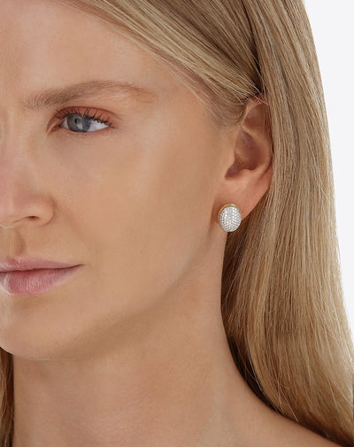 “Muse” stud earrings in engraved gold and pavé diamonds (small)