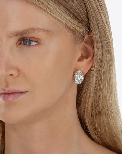 “Muse” stud earrings in engraved gold and pavé diamonds (medium)