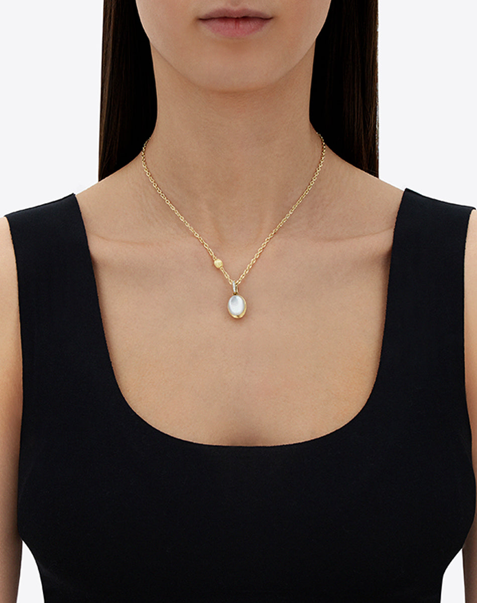 Dolcevita “Boules” charm in engraved gold, diamonds, mother-of-pearl and rock crystal (medium)