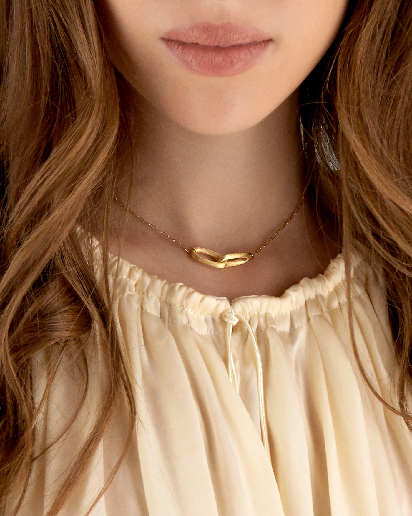 Collana "LIBERA" con doppio anello incrociato in oro 