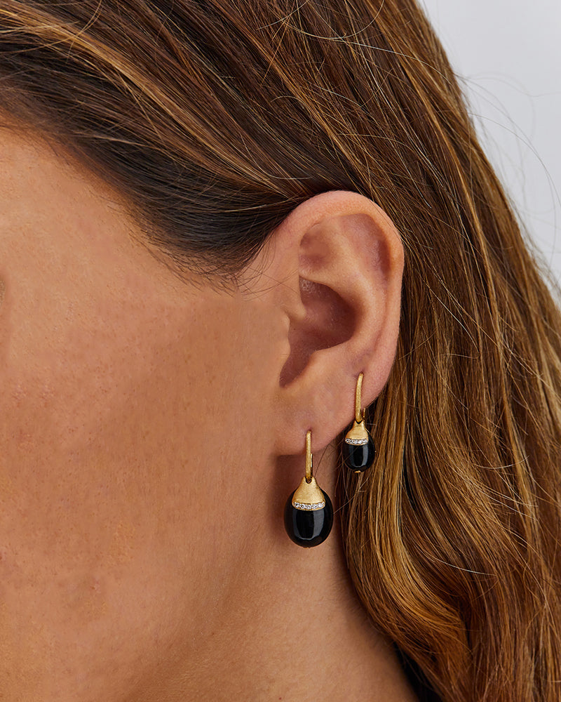 Orecchino CILIEGINA "DANCING MISTERY BLACK" pendente con boule in oro, onice nero e dettagli in diamante (grande)