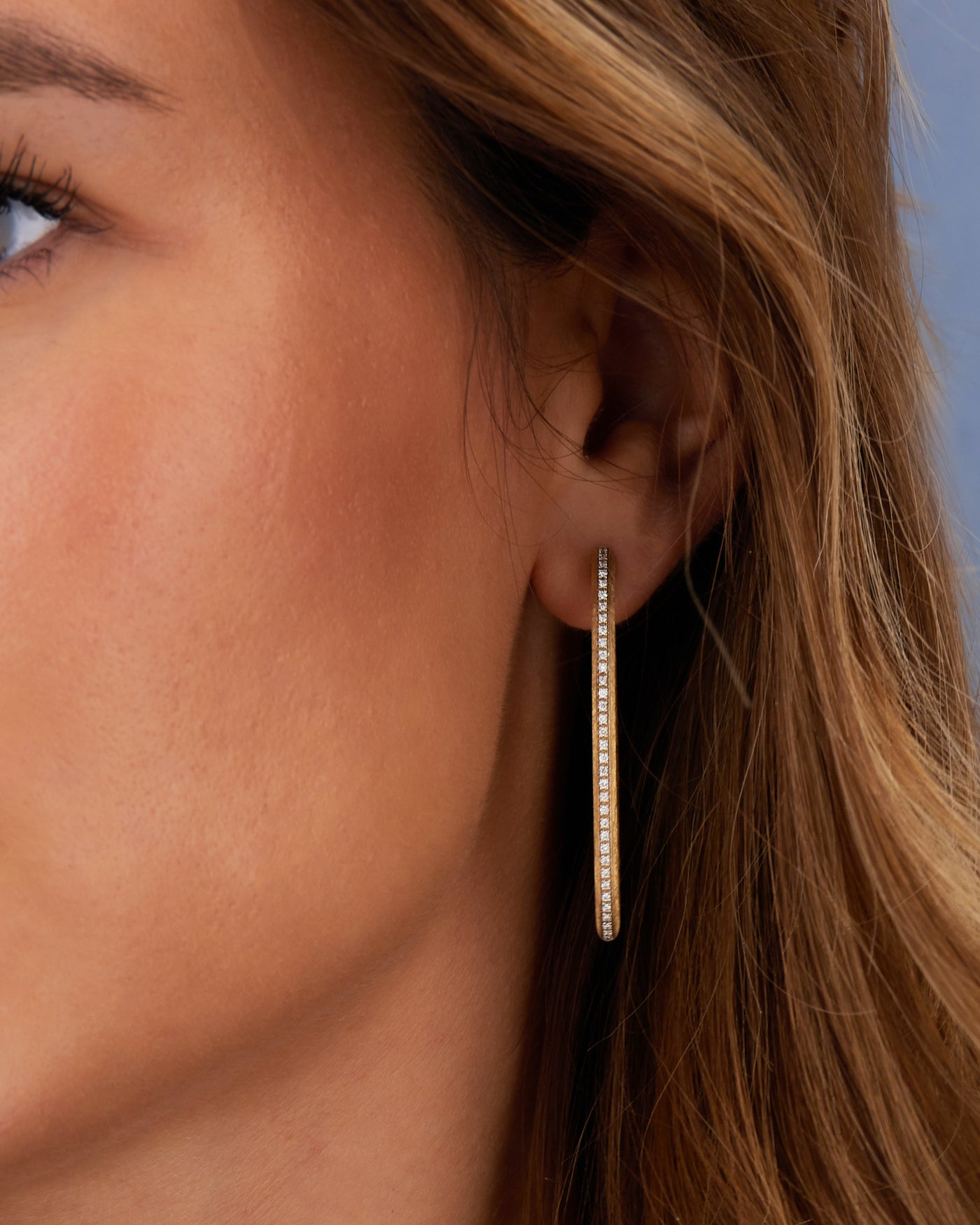 "Libera icon" big gold oval hoop earrings with diamonds