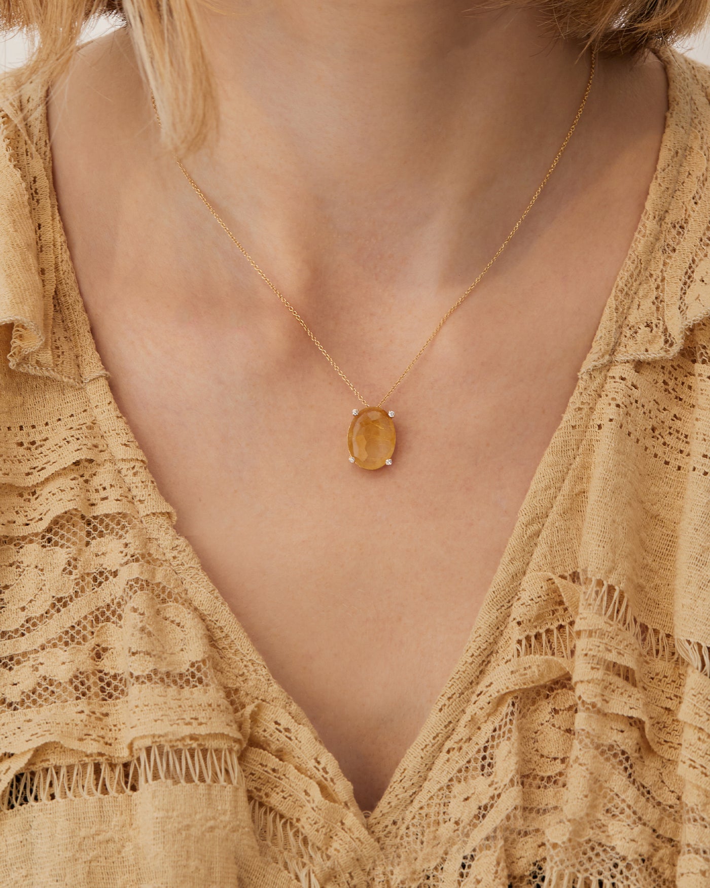 Collana "IPANEMA" pendente con ciondolo in oro, quarzo rutilato giallo e dettagli di diamante (grande)